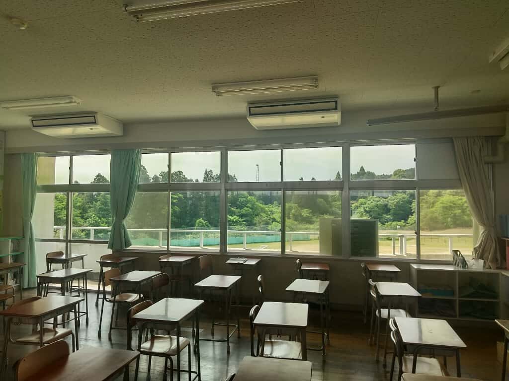 アイケアコーティングを想定した教室の窓面